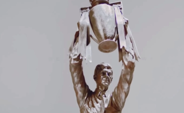 Арсен Венгер доби статуа пред стадионот на Арсенал