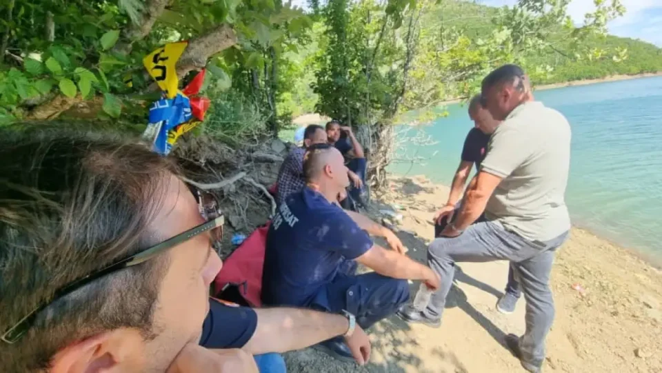 Eкипи на „Тигрите“ го пребаруваат езерото за исчезнатото момче, се чека аквадрон