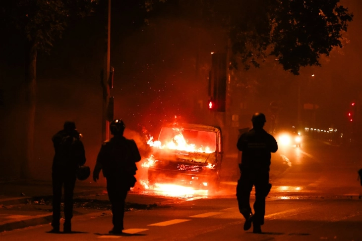Четврта ноќ насилни протести во Франција, ангажирани над 45 илјади полицајци, оклопни возила и хеликоптери