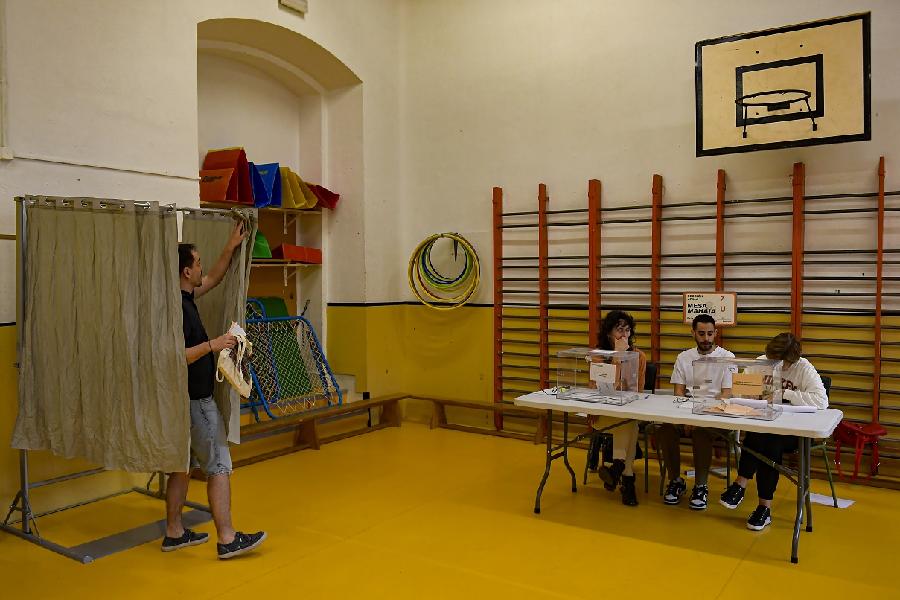 Шпанците денеска гласаат на предвремени парламентарни избори што може екстремната десница да ја вратат на власт