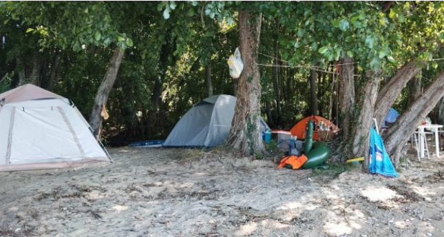 Забраните и казните не помагаат: Диви кампери пак поставија шатори кај автокампот „Љубаништа“