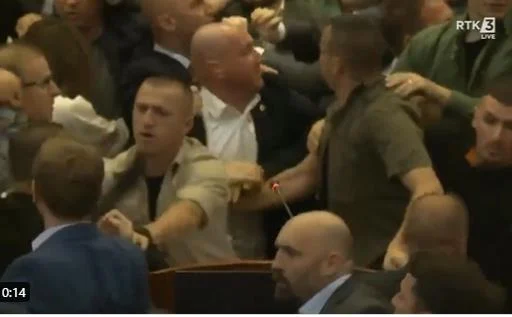 Не знaеше што да направи: Општа тепачка во косовскиот парламент, Курти нападнат