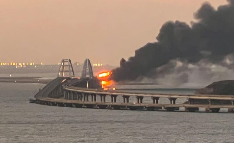 Експлозии на Кримскиот мост загина брачен пар,  нивната ќерка повредена