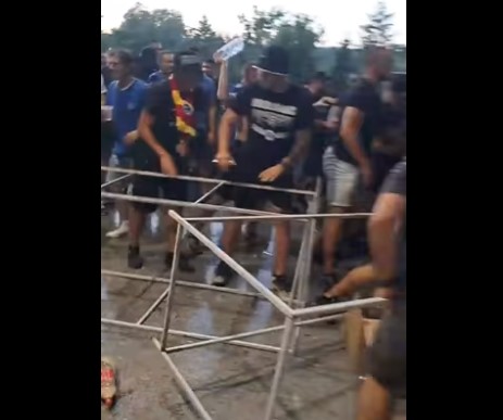 Ја тепаат полицијата со шипки: Досега необјавено видео од дивеењето на бугарските навивачи на „Градски“