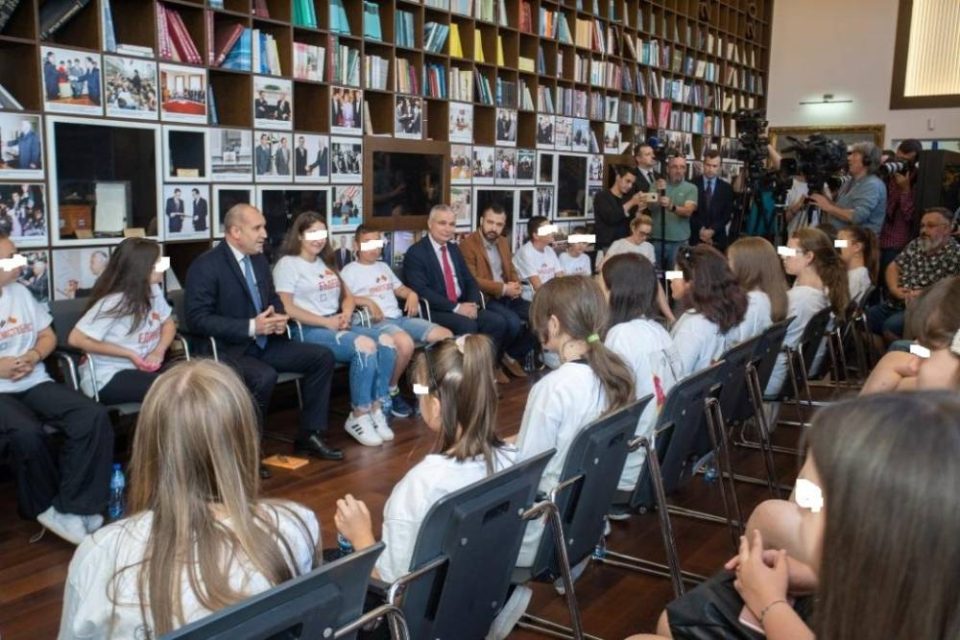 „Мал битолски Монмартр“ ги носеле децата на средби со бугарски политичари, МВР го извести ОЈО за случајот