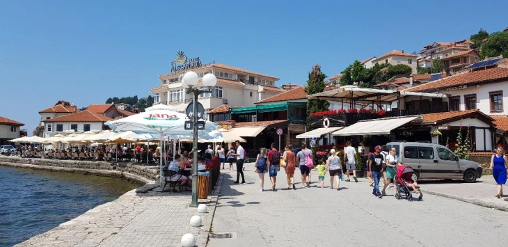 Охридски угостители: Не може во прв ред до езеро да седите по неколку часа за 500 денари