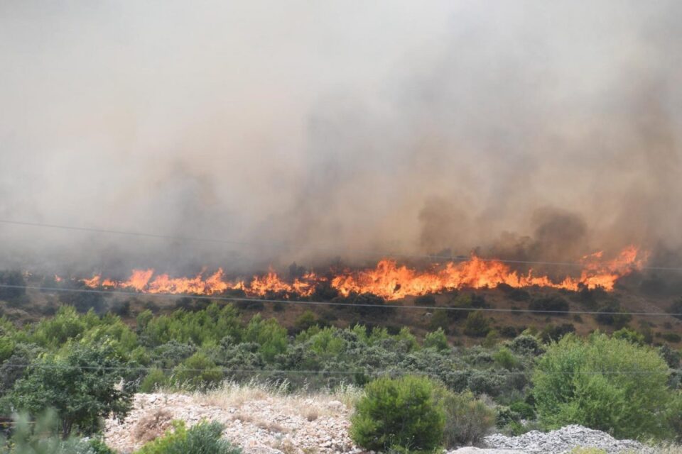 Страшниот пожар кој беснее во Далмација и понатаму ги мачи пожарникарите