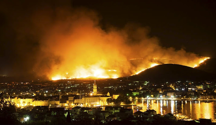 Голем пожар кај Трогир, ветрот го разгорува огнот кај Дубровник