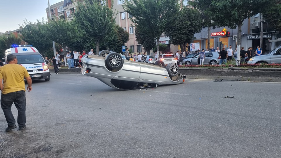18-годишник со „бмв“ се преврти на покрив сред Тетово