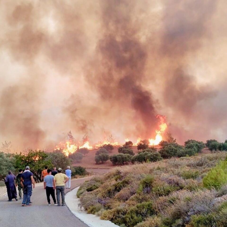 На Родос гори веќе десетти ден: Превентивни евакуации во грчката област Магнисија