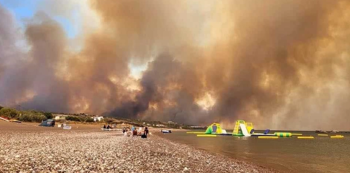 Продолжува битката со огнените јазици на Крф и Родос, пожарите сѐ уште вон контрола