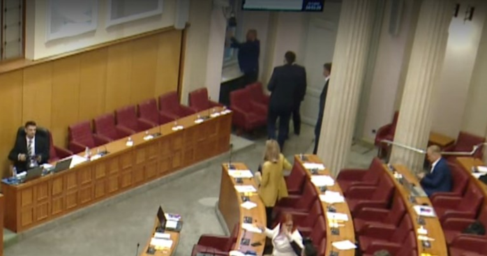 Затворете го прозорецот, водата проби: Во хрватскиот парламент протече вода за време на вонредна седница