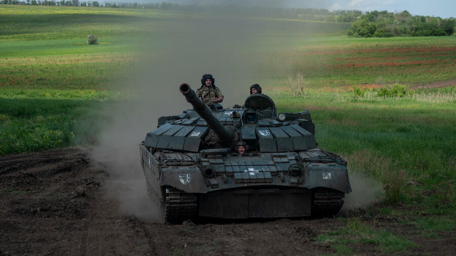 „Конфликтен парадокс“: Украинските тенкови се напојуваат со руска нафта