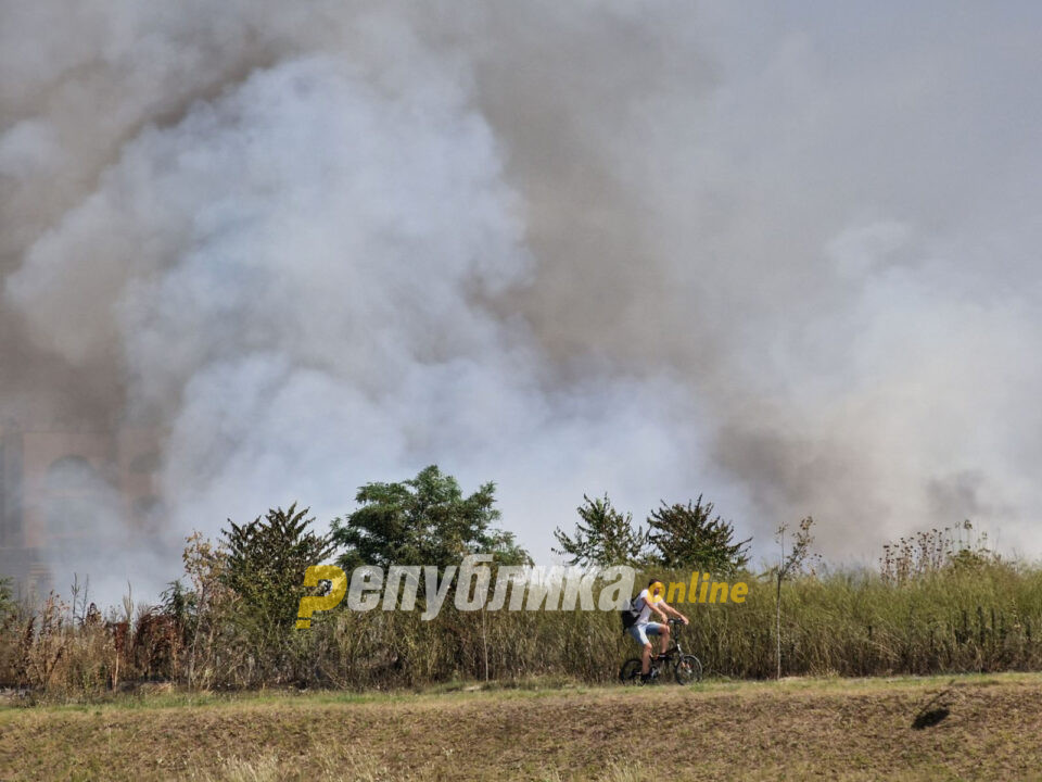 Со три возила се гасне пожарот во Карпош