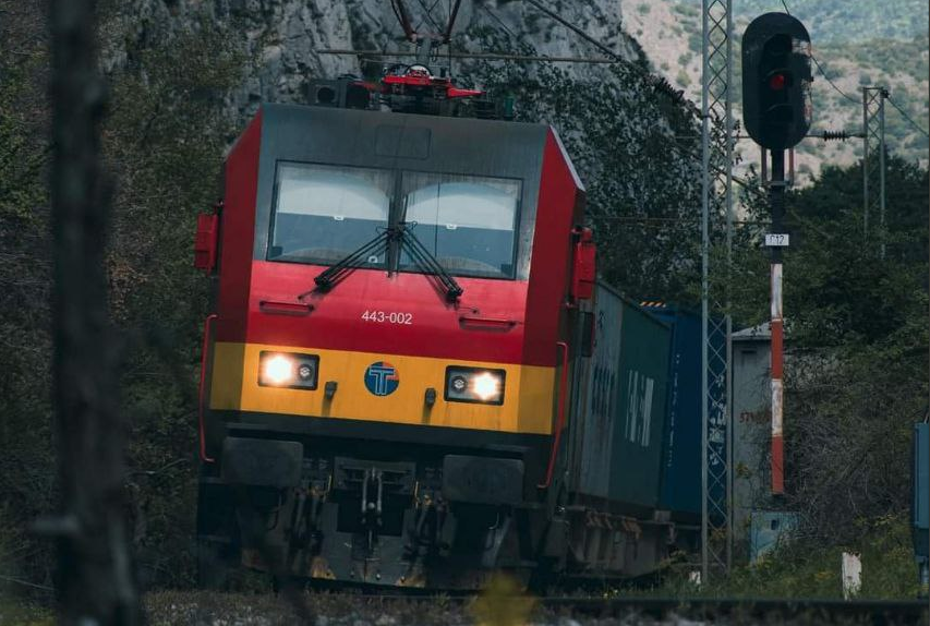 Возот од Прилеп до Битола стои во место: Пожар го блокираше железничкиот сообраќај