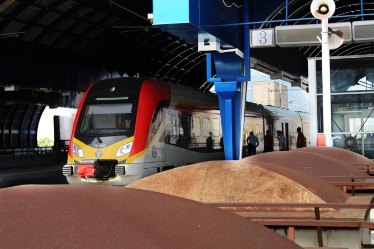 Десет дена не сообраќа единствениот воз на релација Скопје – Битола, расипана е локомотивата