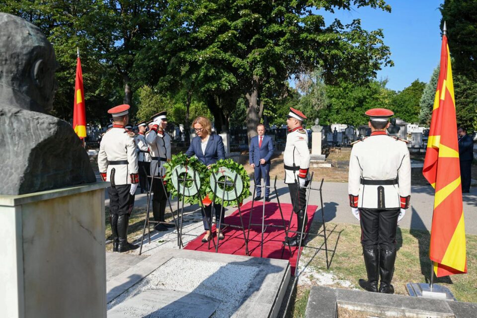 Владина делегација положи свежо цвеќе по повод 18 август – Денот на Армијата на Република Македонија