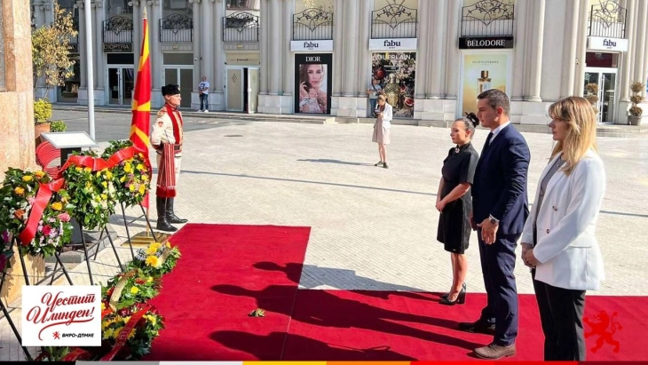 „Оддаваме почит на хероите од двата Илиндена“: Делегација на ВМРО-ДПМНЕ положи цвеќиња во Скопје