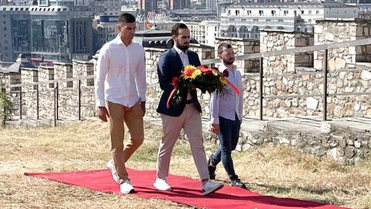 УМС на ВМРО-ДПМНЕ положи цвеќе на споменикот на Слободата – „Сила, слава и победа” на Тврдината Кале во Скопје