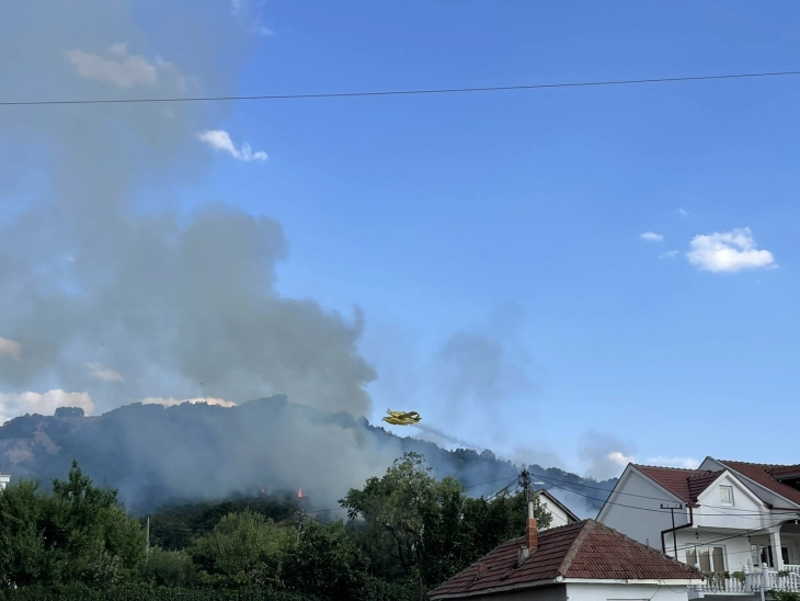 Авиони на ДЗС и полициски хеликоптер вклучени во гаснење на пожарот над Отовица