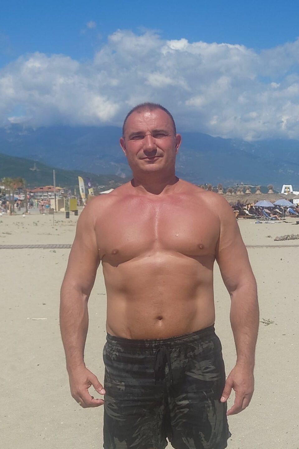 Ангелов ги покажа мускулите на плажа во Грција: „Назад сум за миг ако почне да гори“