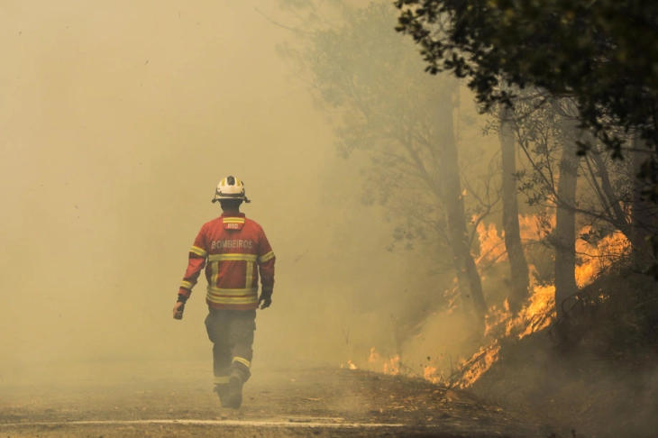 Евакуирани околу 1.400 луѓе поради пожарот во Португалија