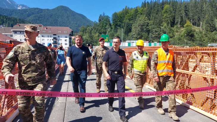 Припадници на АРМ учествуваа во изградбата на привремен мост во Межица, Словенија
