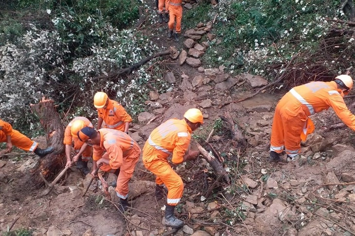 Најмалку 48 загинати во Индија поради поплави и лизгање на земјиштето