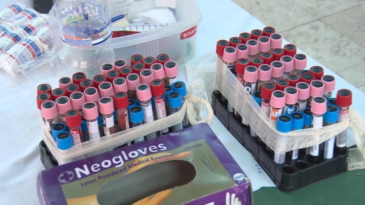 Нов тест на крвта може во рок од еден час да ја идентификува причината за треска кај децата