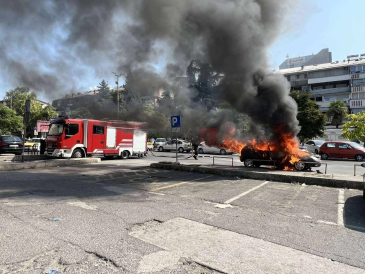 Запалено возило пред плоштадот „Скендербег”