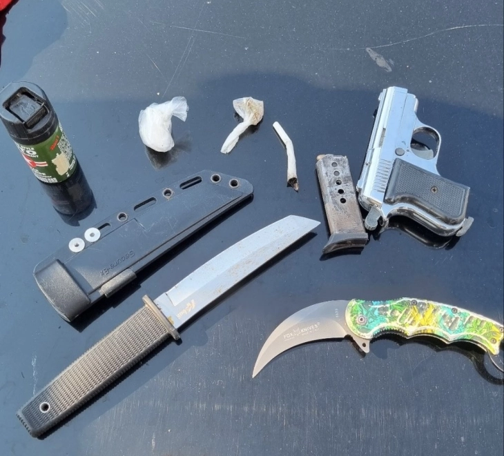 При претрес во Кавадарци пронајдени дрога и оружје, приведени три лица