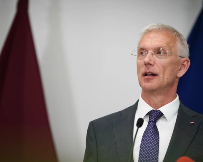 Латвискиот премиер се повлече од функцијата
