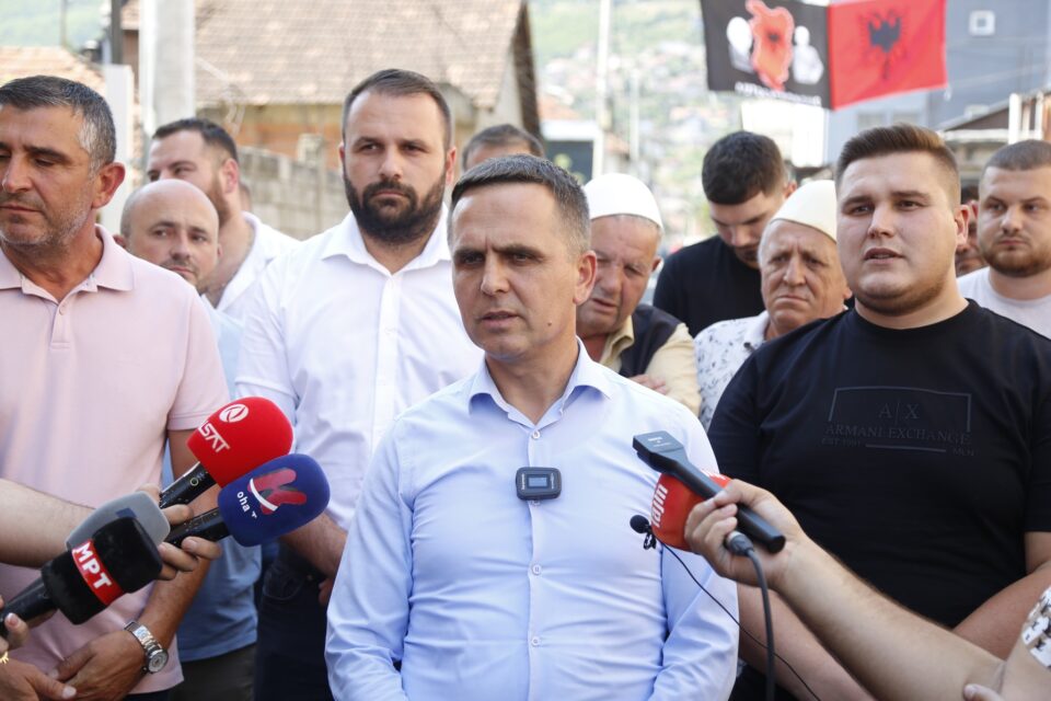 Знаме со картата на „голема Албанија“ денеска повторно се вееше во Тетово додека Касами промовираше новоасфалтирана улица