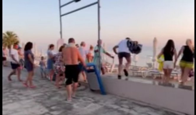 Децата ги гледаа и вриштеа: Се истепаа српски туристи на плажа во Ханиоти