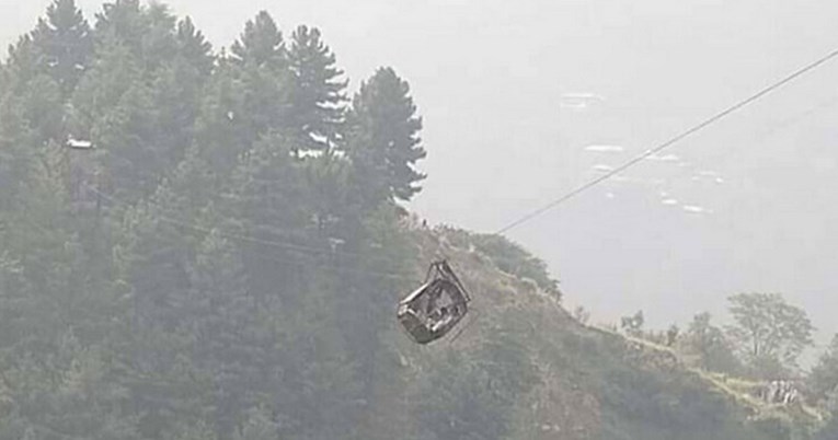 Драматична акција на спасување во Пакистан: Шест ученици и двајца професори висат од жичница на 274 метри над земјата