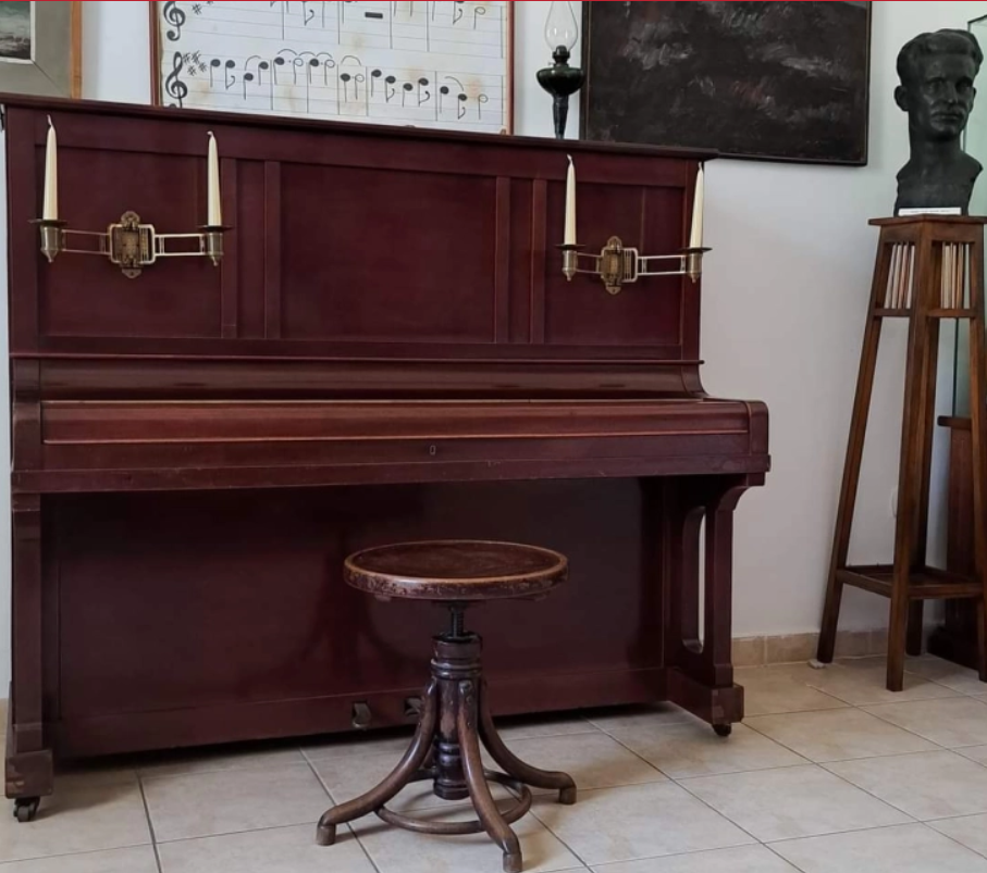 Во спомен собата на Васил Хаџиманов е донесено столчето за пијаното на кое музицирал најпознатиот и прв етномузиколог во Македонија
