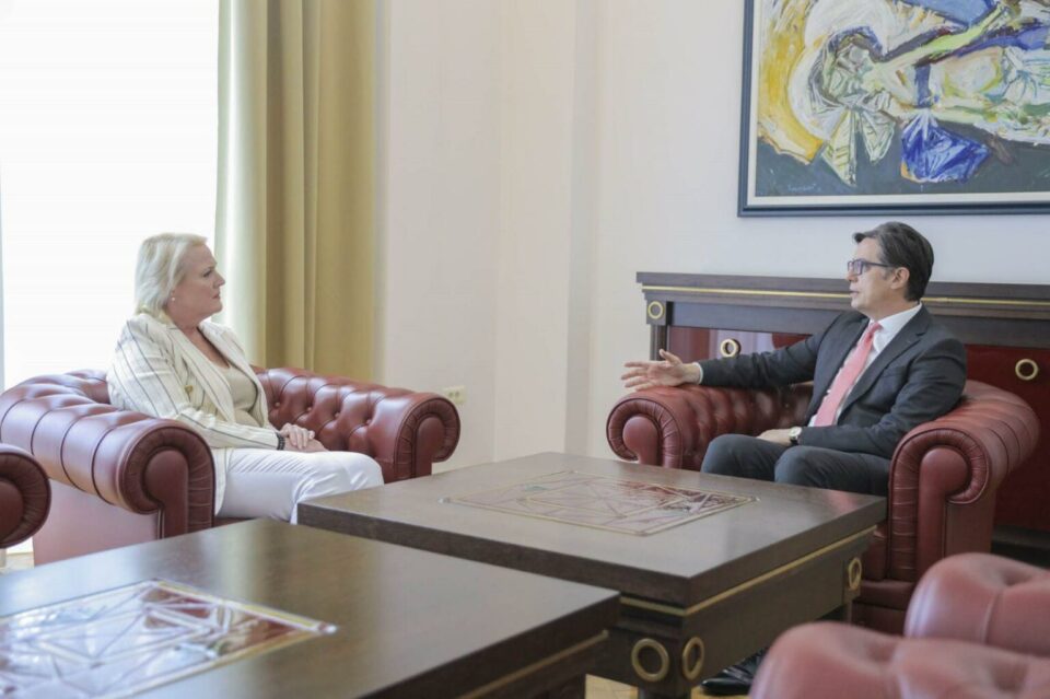 Стево Пендаровски се сретна со амбасадорката на САД во Македонија Анџела Агелер