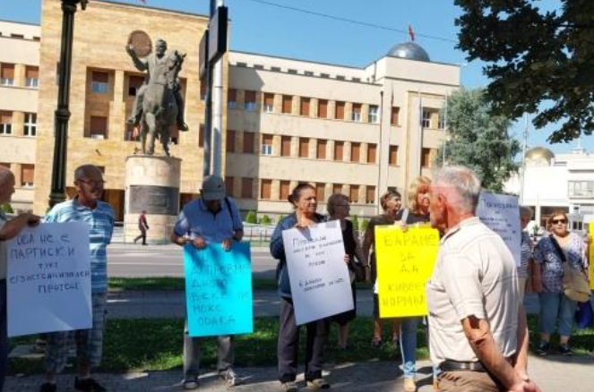 Лубеница уште не сме пробале, на внуците не можеме чоколадо да им купиме: Пензионерите од протестот во Жена парк побараа зголемување од 3.500 денари, а не 6 отсто