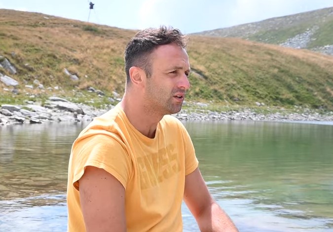 Ламбе Алабаковски се искачи на Големо Езеро на Пелистер и го испеа македонскиот хит „Заветна“