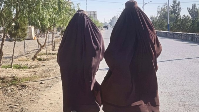 Жените во Авганистан немаат вредност ако им се гледа лицето!
