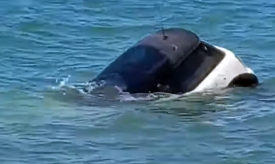 Драма на познатата грчка плажа: Автомобил падна во морето