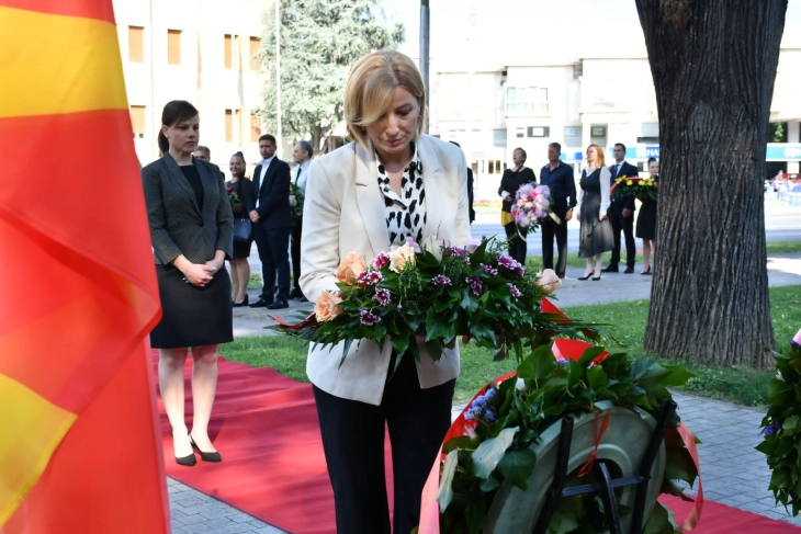 Делегација на СДСМ оддаде почит во Скопје по повод Денот на Републиката