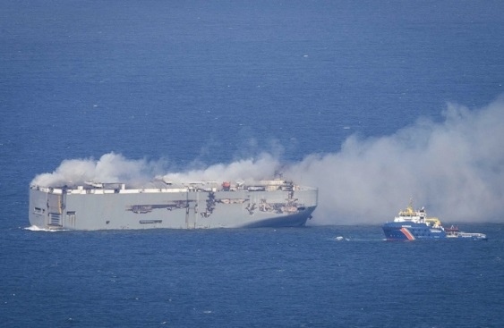 Пожарот на товарниот брод кај холандскиот брег е изгаснат по речиси седум дена