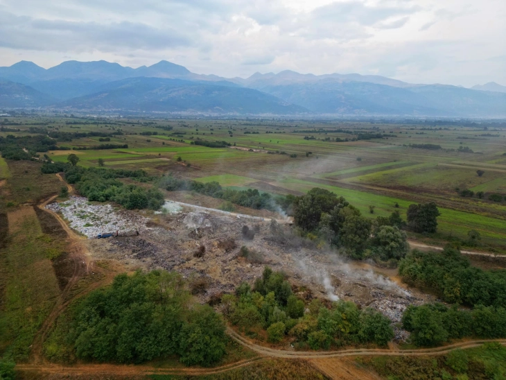 Осум дена по пожарот, сè уште чад се крева од изгорениот смет од депонијата во близина на Волковија
