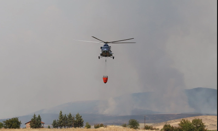 Хеликоптер на МВР исфрли над 20 тони вода врз пожарот во атар на село Руѓенце