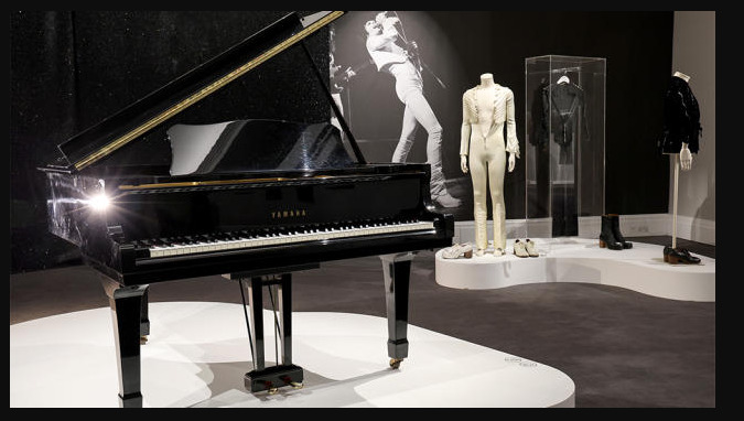 Клавирот на Фреди Меркјури на аукција во „Сотби“