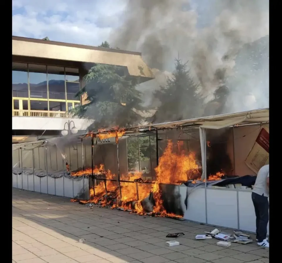 Во пожар во Тетово изгореа штандови за продажба на книги
