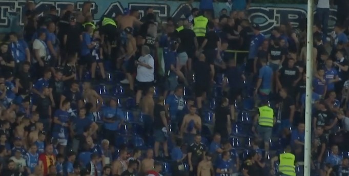 Навивачите на Левски на мечот со Шкупи се испотепале меѓу себе