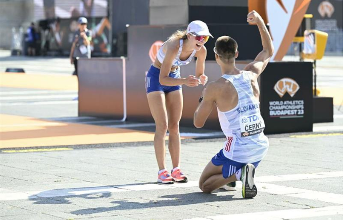 Маратонец ја запроси својата девојка во финишот од трка на Светското првенство