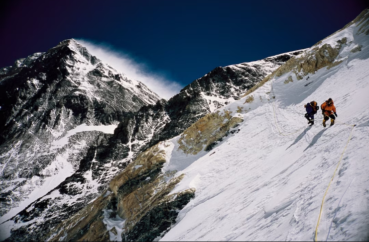 Поскапува искачувањето на Монт Еверест: Непал ја зголемува „туристичката такса“